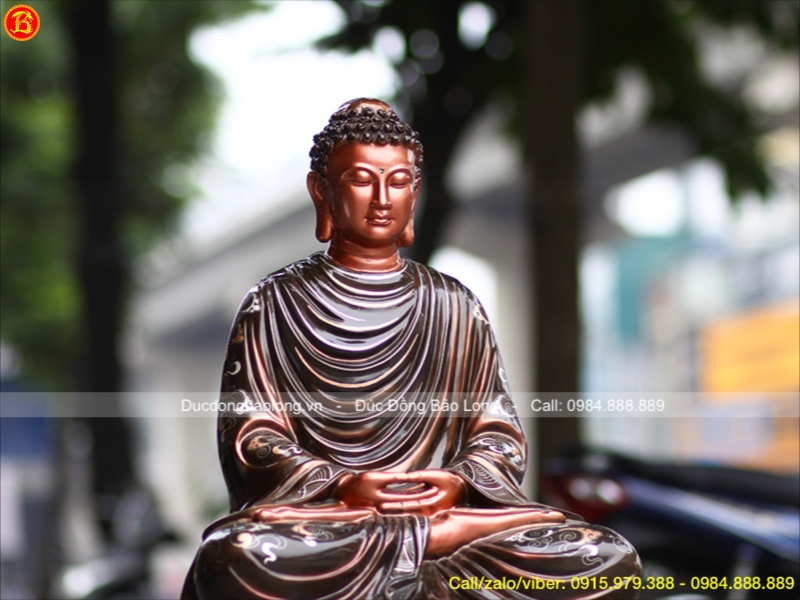 Thờ tượng Phật Thích Ca tại gia bàn thờ Phật nam tông: Thờ tượng Phật Thích Ca tại gia được xem như một biểu tượng của lòng biết ơn và tôn kính đối với đức Phật. Thờ tượng được chạm khắc tỉ mỉ, từng chi tiết đều phản ánh sự trang trọng và thánh thiện của đức Phật. Sự hiện diện của Thích Ca Mâu Ni trong không gian lễ cúng của bạn sẽ tạo nên một không khí tâm linh trang trọng. Click vào hình ảnh để tìm hiểu thêm về những mẫu thờ tượng Phật Thích Ca tại gia được đánh giá là đẹp và chất lượng nhất.